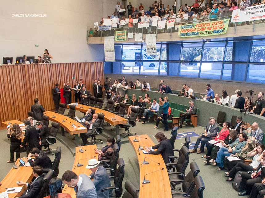 CLDF aprova prioridade a mulher vítima de violência doméstica na Política Habitacional