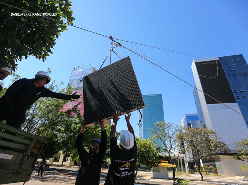 Mordaça de Rollemberg: Agefis comunica Metrópoles da legalidade do painel depois de retirá-lo