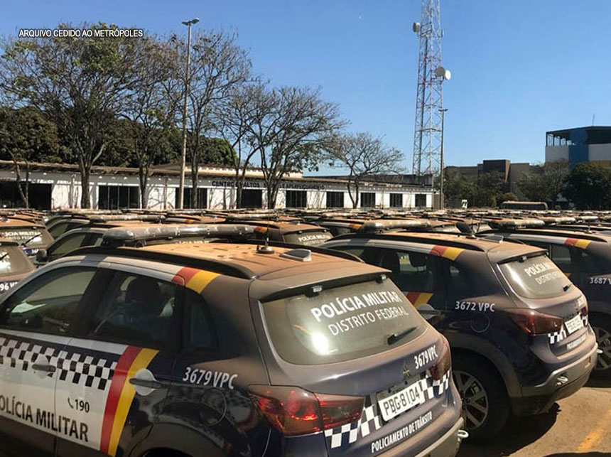 Empoeirada e sem uso, frota milionária da PM está parada no Buritinga