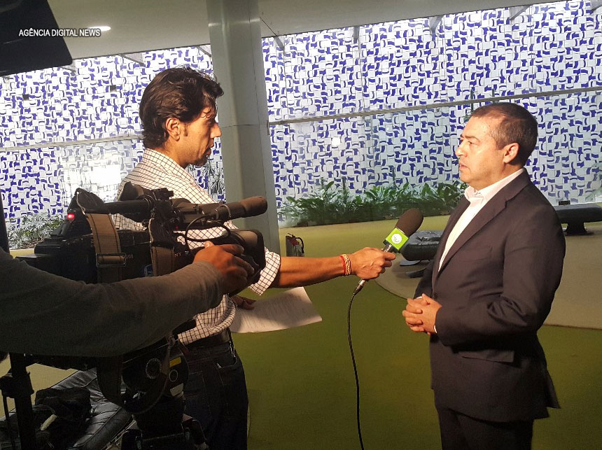 Três deputados na Câmara, no recesso