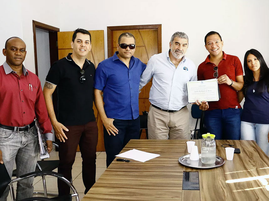 Laerte Bessa recebe título de reconhecimento da prefeitura de Santo Antônio do Descoberto