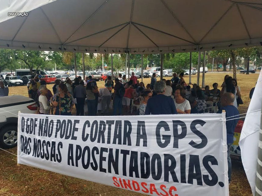 Aposentados ocupam Iprev em protesto contra corte salarial de Rollemberg