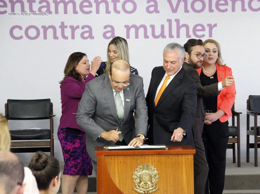 Ibaneis Rocha assina decreto de combate a violência contra a mulher