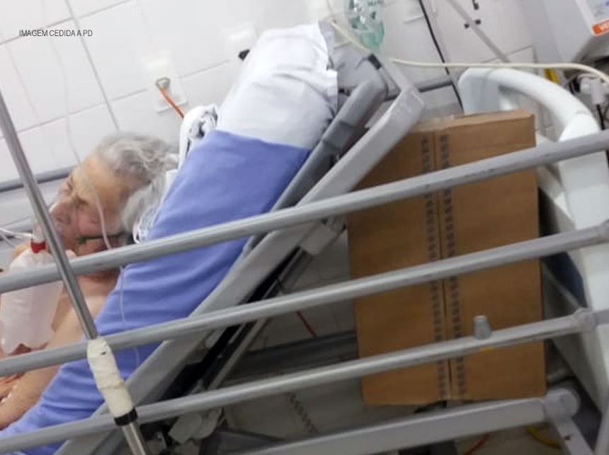 Improviso: Pacientes são mantidos em macas sustentadas por caixas de papelão no Hospital de Samambaia