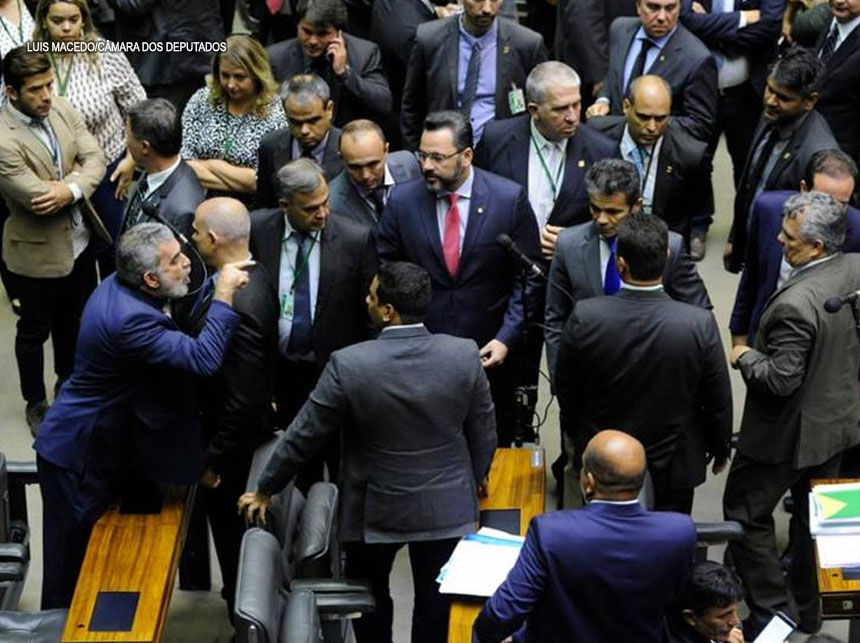 No lucro: Racha entre policiais militares e civis fortalece os representantes das duas categorias