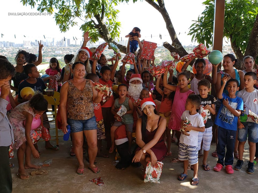 Crianças carentes de Vicente Pires recebem presentes de Papai Noel