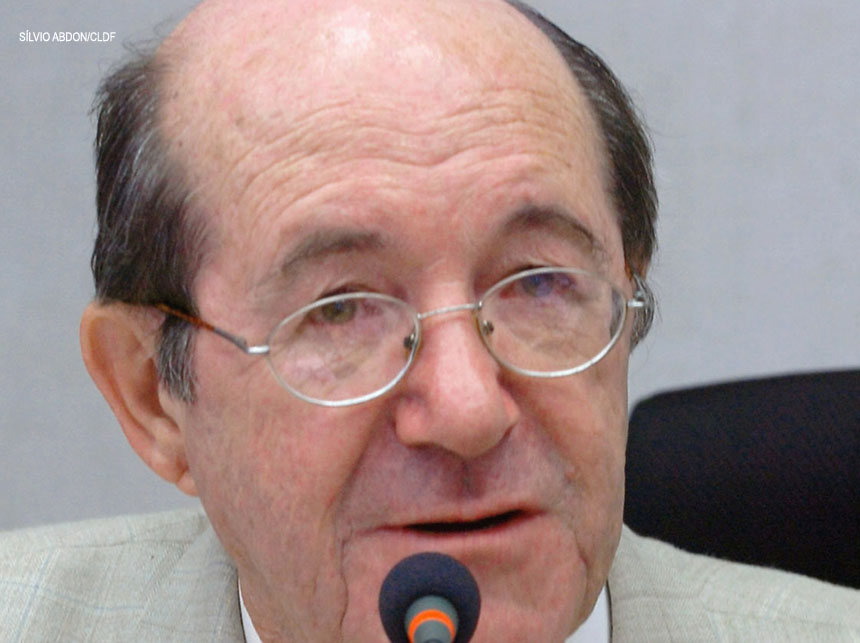 Wasny de Roure sugere acompanhamento de contratos do GDF com terceiros