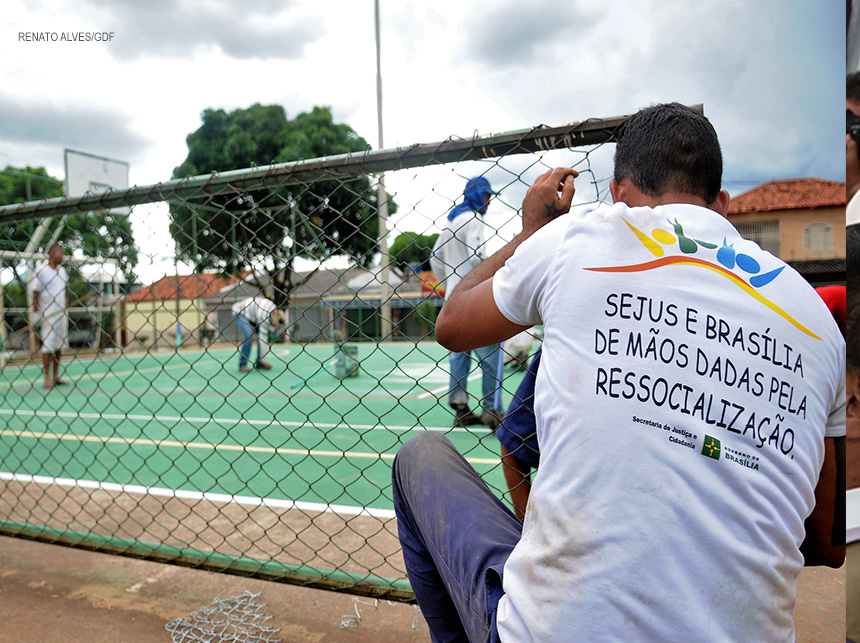Detentos ajudam na revitalização de praça em Samambaia
