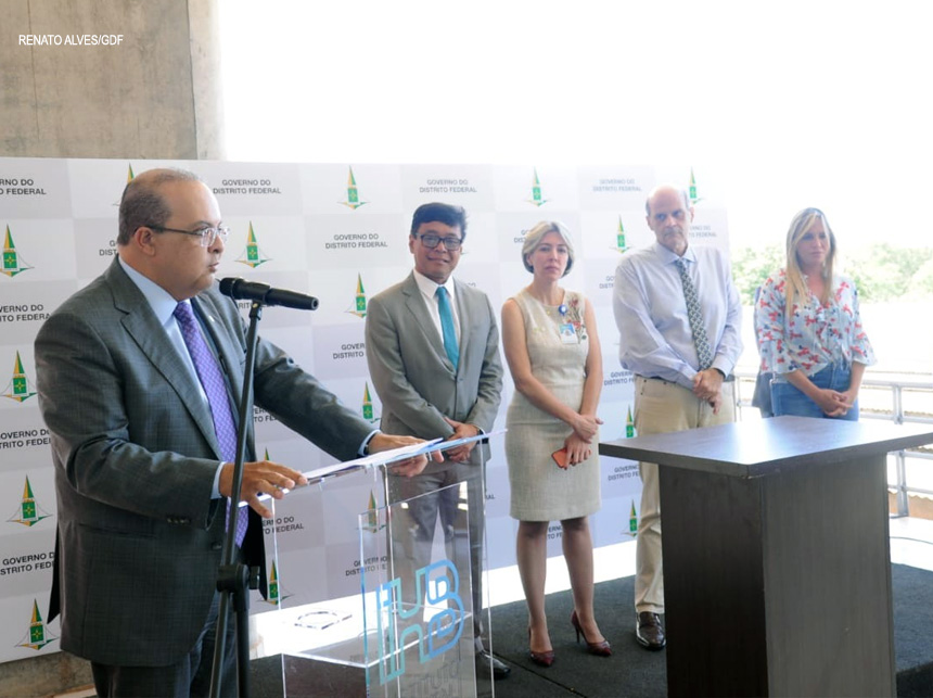 Ibaneis anuncia expansão do Instituto Hospital de Base para toda rede e Rollemberg ‘tira onda’