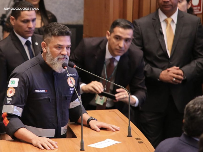 Jorge Vianna quebra protocolo e reafirma representatividade da Saúde ao tomar posse na CLDF