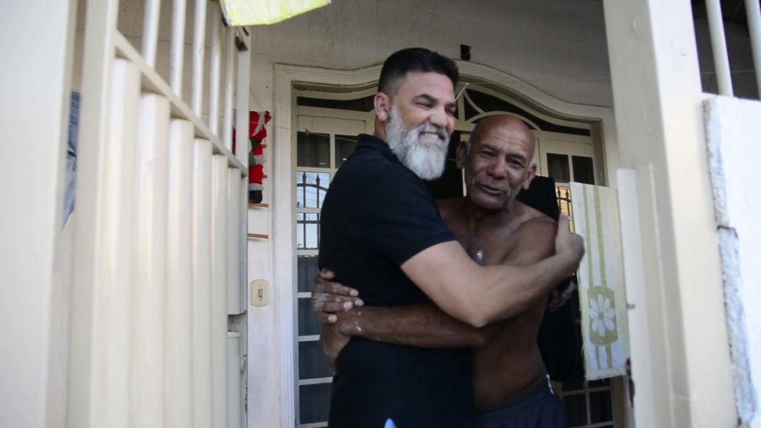 Mitou: Após tomar posse Jorge Vianna quebra novo paradigma e visita eleitor cético com políticos