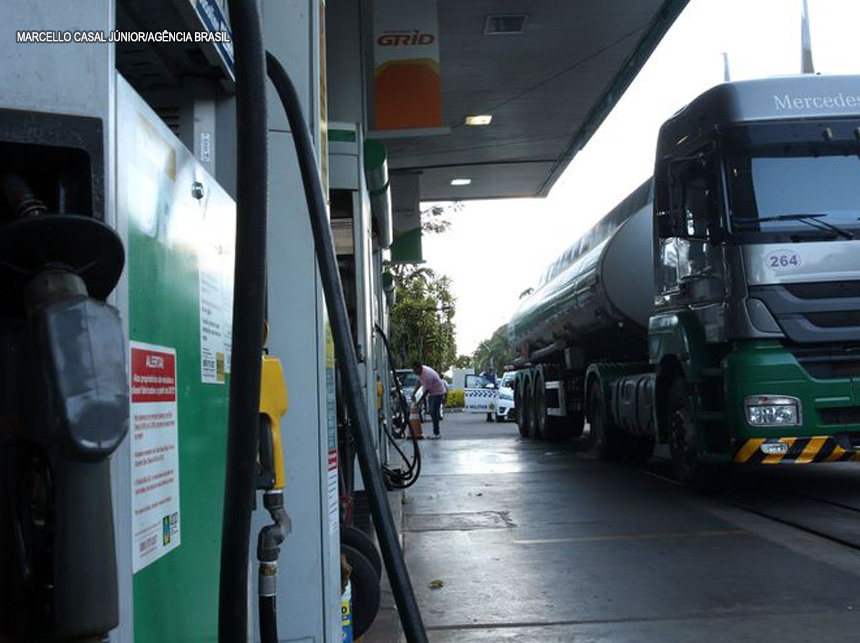 Petrobras reduz pelo 2º dia seguido preço da gasolina nas refinarias