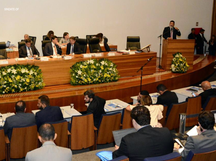 Jorge Vianna apresenta projetos, na CLDF, para a saúde