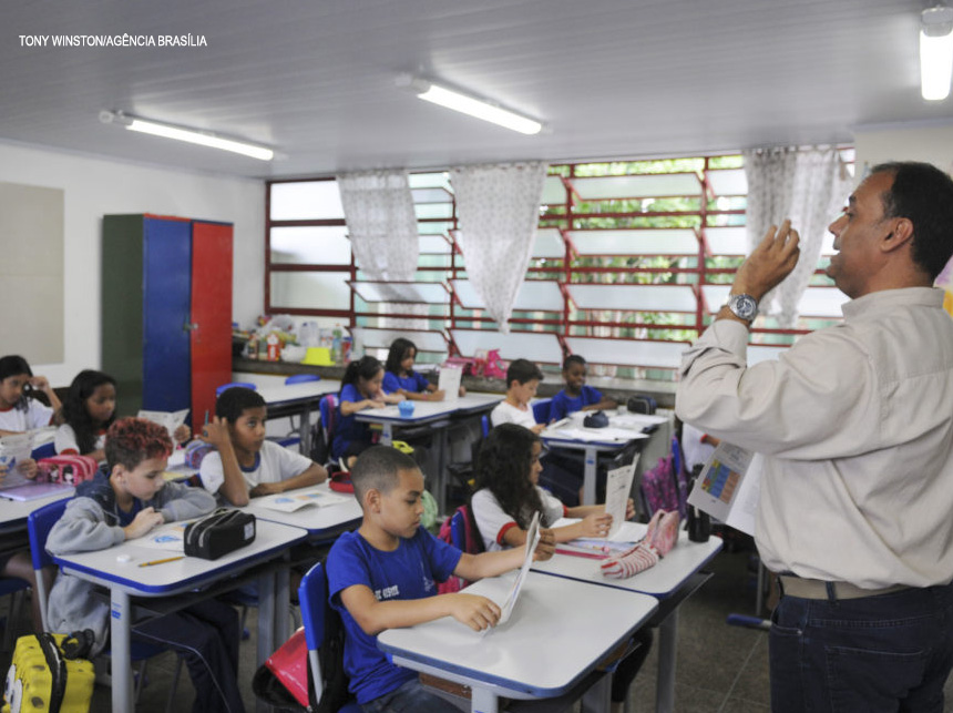 GDF pretende ajudar 60 mil alunos de baixa renda com Cartão Material Escolar