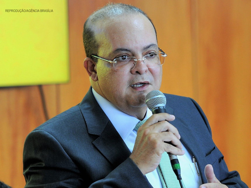 Ibaneis decreta limitação de teto salarial para servidores do GDF