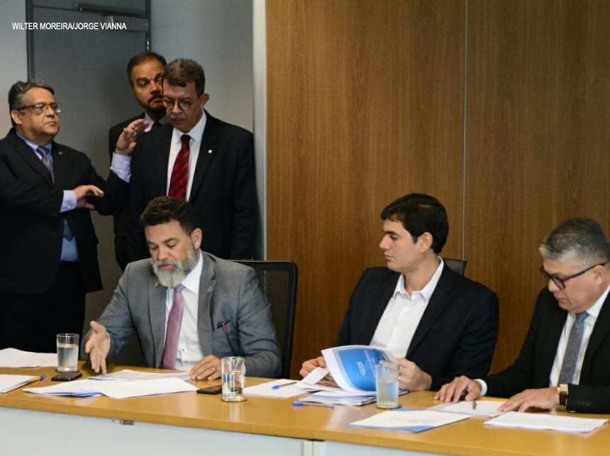 Convidado por Jorge Vianna e Rafael Prudente, presidente do IGESDF esclarece dúvidas de distritais