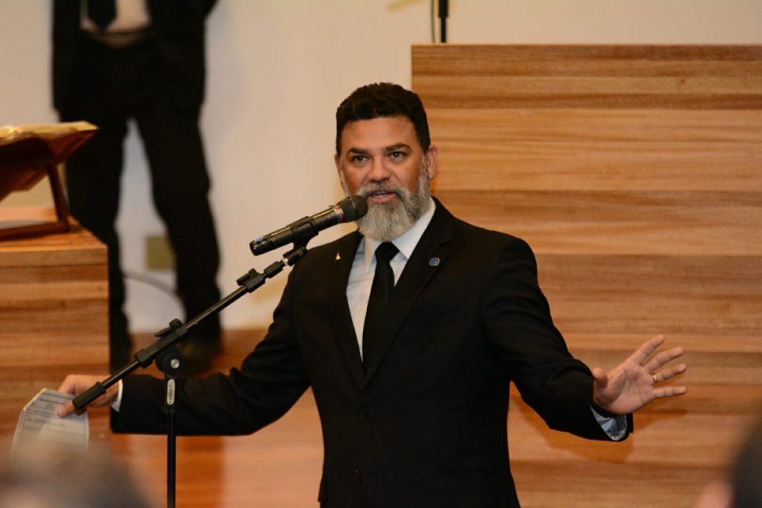 Com promessa de reajustes às polícias civil e militar, Vianna cobra tratamento igual para saúde