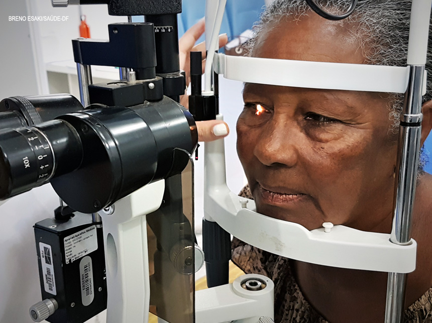 Consultório oftalmológico instalado em contêiner atende 500 pacientes ao mês