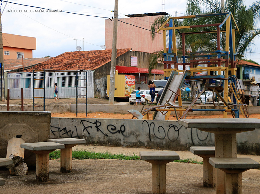 Presidiários ajudam na revitalização de praças no DF