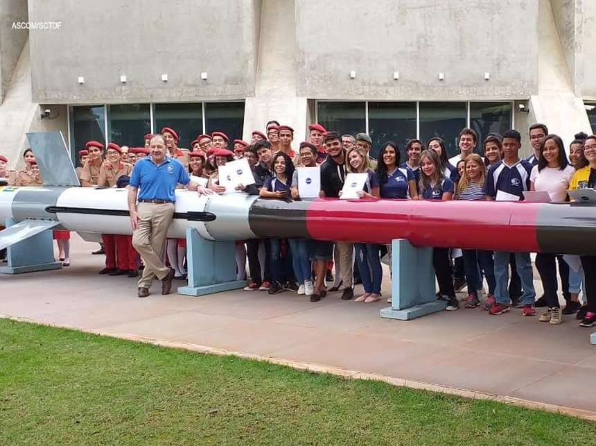 Astronauta desafia estudantes de Brasília