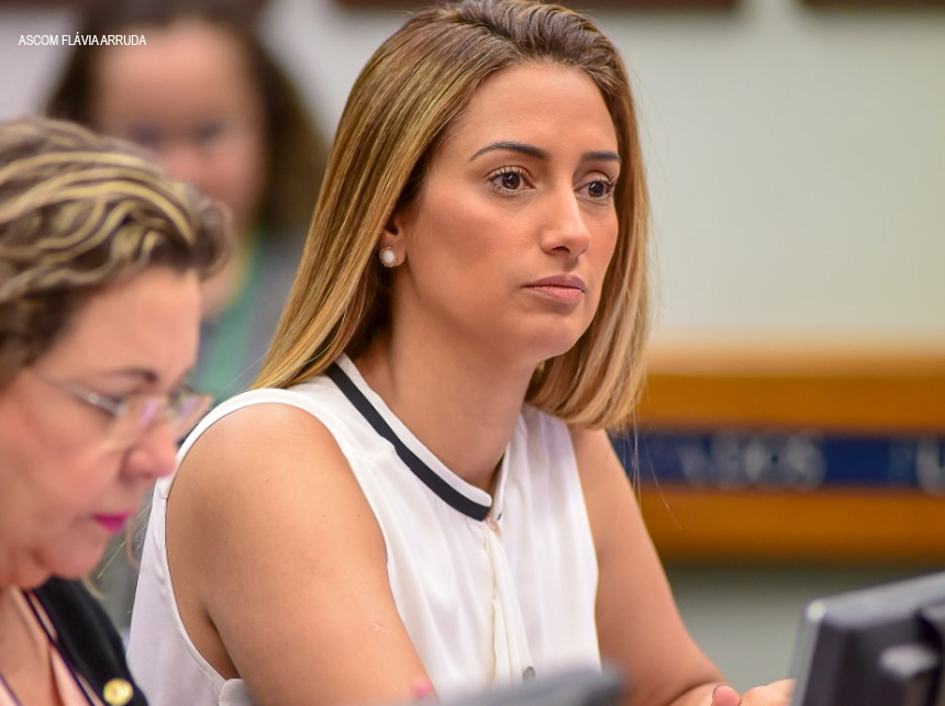 Violência contra a mulher: Flávia Arruda cobra informações sobre medidas protetivas no DF