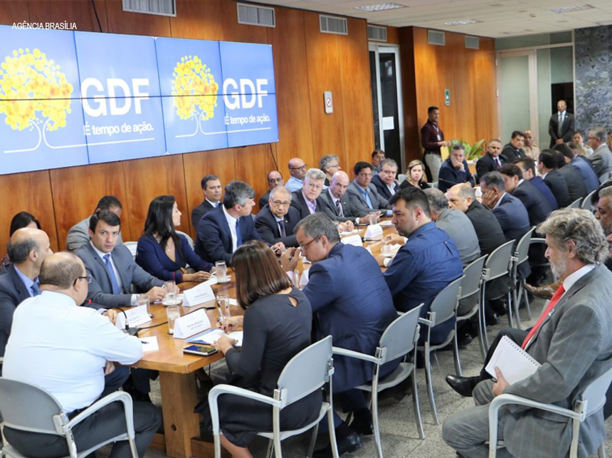 Geração de empregos é tema de reunião do governador com secretários