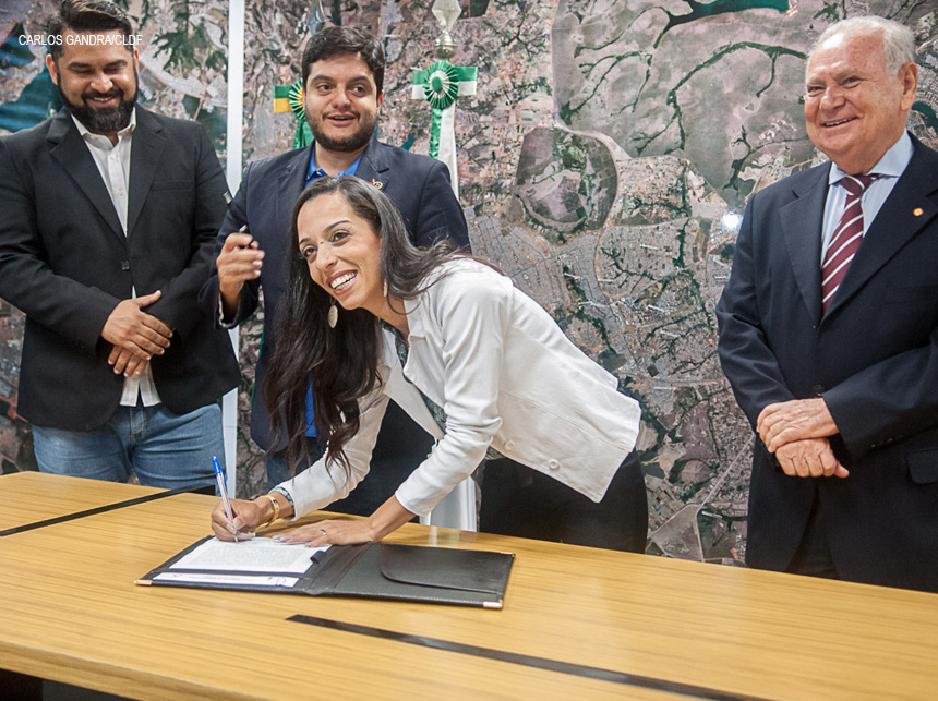 Kelly Bolsonaro, do Patriota, toma posse como deputada distrital