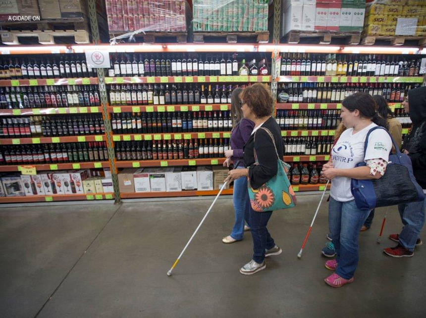 Senador Arolde de Oliveira propõe assistência de guia às pessoas com deficiência visual em supermercados