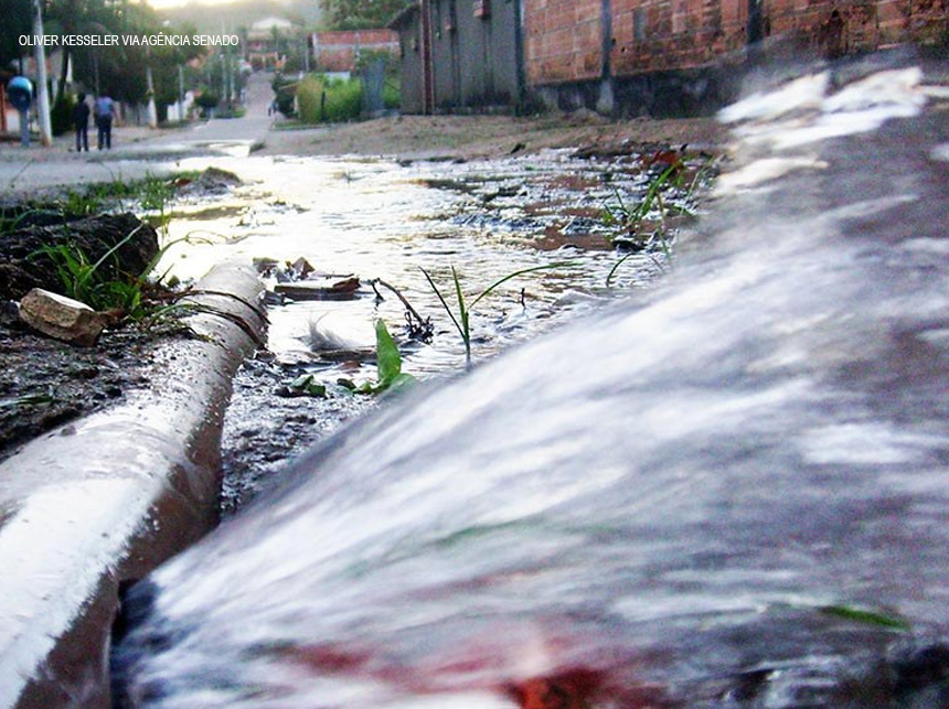 38,3% do volume de água tratada no país é perdido antes de chegar as torneiras