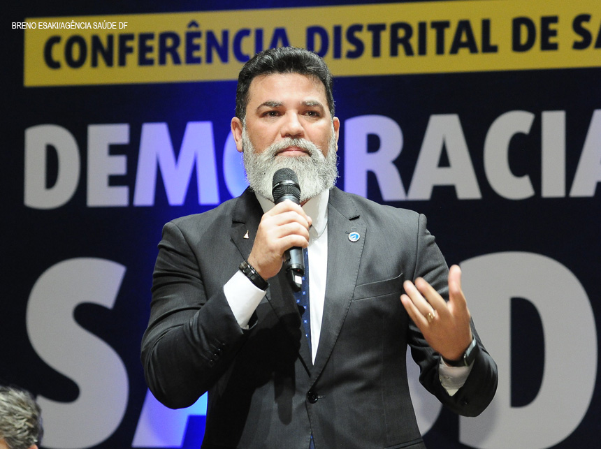 Jorge Vianna critica, durante a 10ª Conferência Distrital de Saúde, descumprimento de diretrizes do SUS