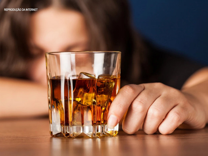 Consumo abusivo de álcool aumenta 42,9% entre as mulheres