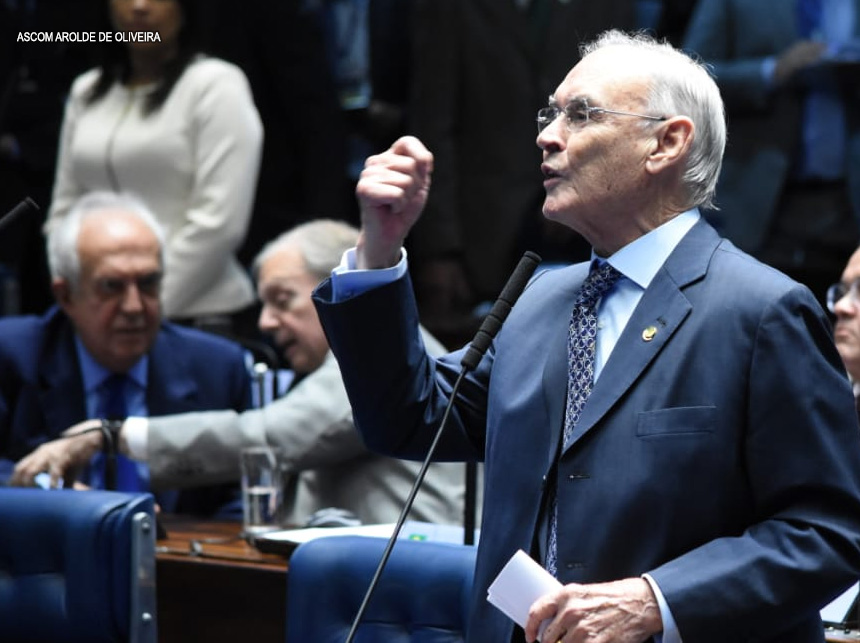 Senador Arolde de Oliveira propõe proibição de desconto em folha da contribuição sindical