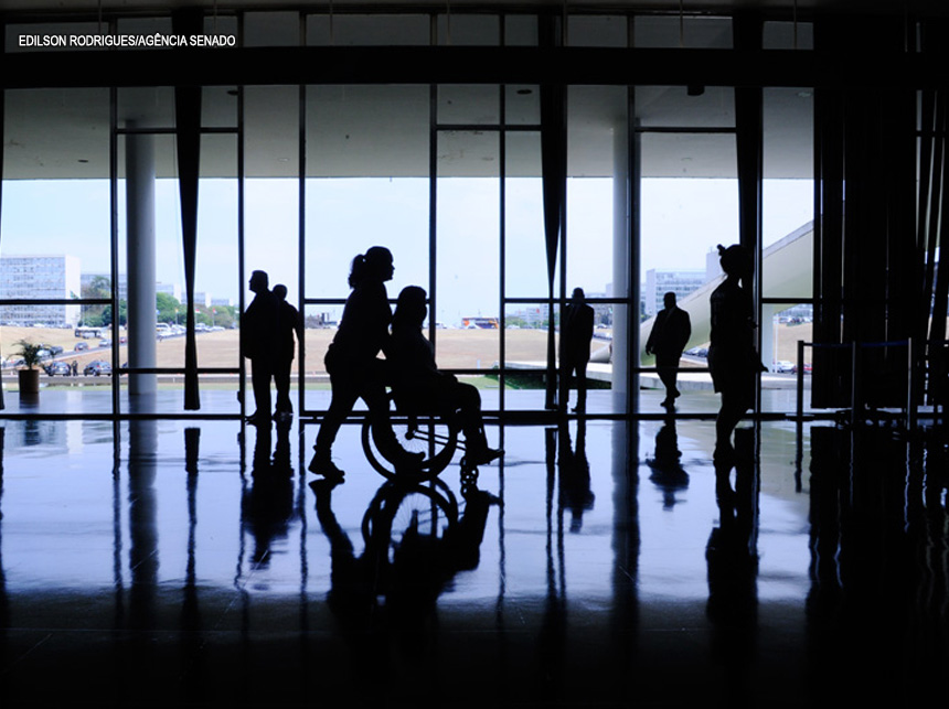 DF deve reduzir carga horária de servidor que tem filho com deficiência