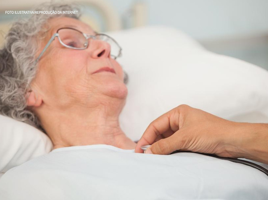 Internada há mais de um ano, com mãos e pés amputados, idosa aguarda lar permanente