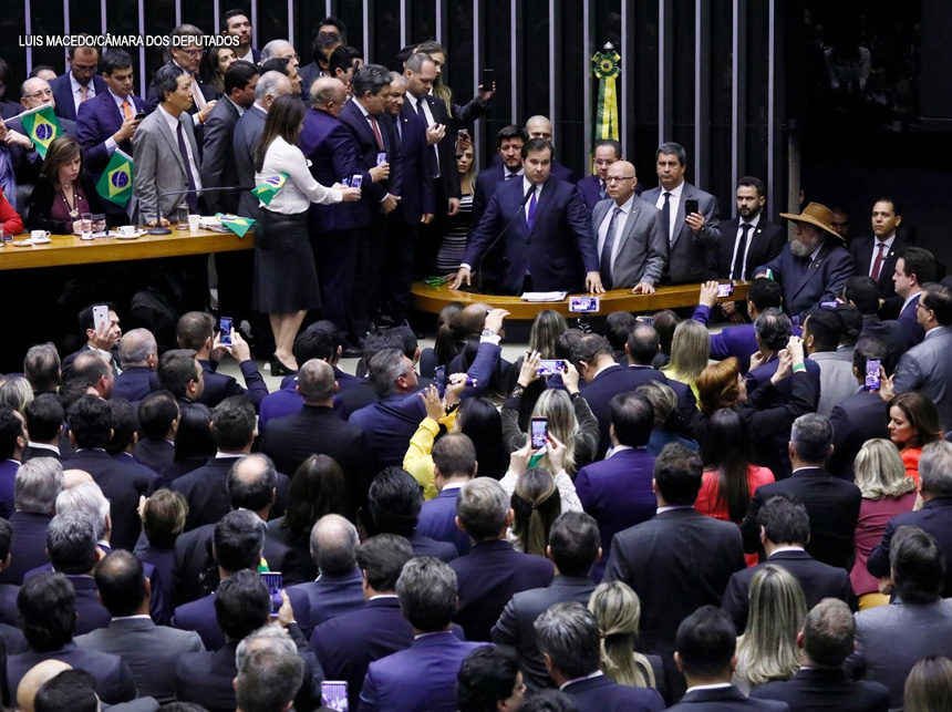 Plenário aprova texto-base da reforma da Previdência por 379 votos a 131