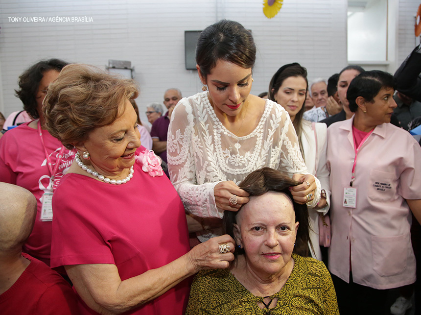 Primeira-dama do DF integra rede de solidariedade a mulheres com câncer