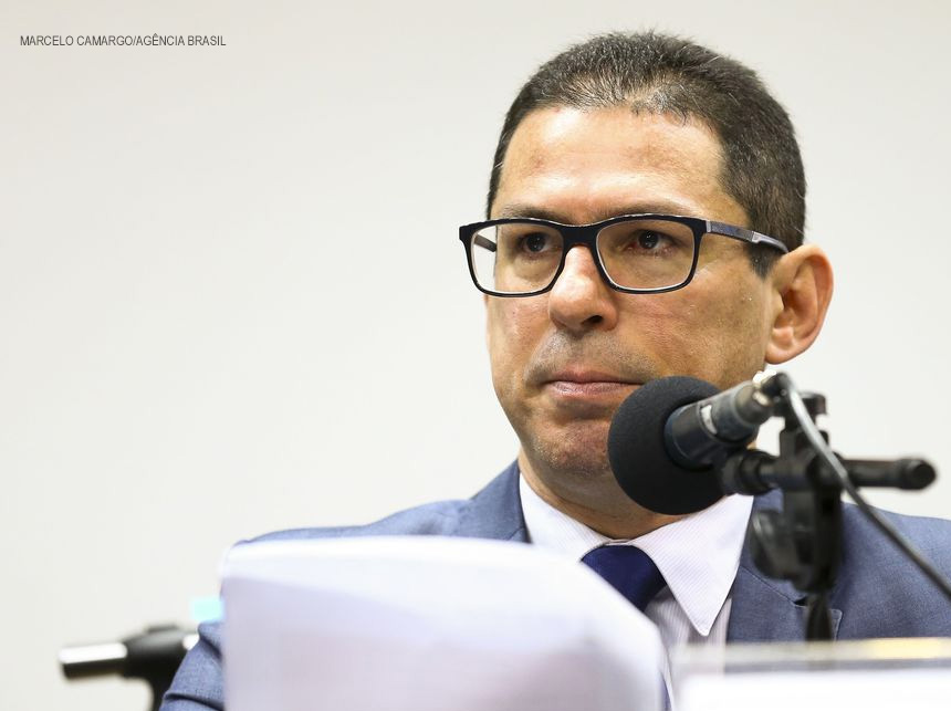 Reforma é 15 vezes mais dura para servidor público, afirma presidente da Comissão Especial da Câmara dos Deputados