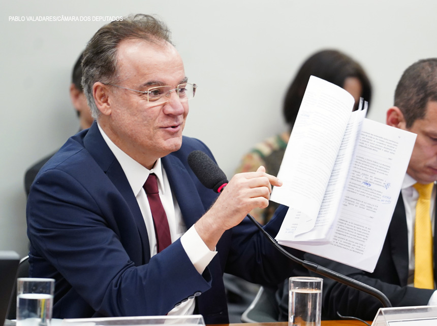 Relator faz ajustes no parecer da reforma da Previdência; votação é adiada