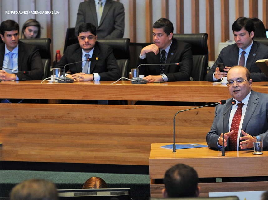Ibaneis participa de sessão de reabertura de trabalhos legislativos da CLDF e adota tom conciliatório