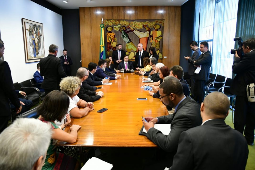 Jorge Vianna participa do lançamento de frentes parlamentares em defesa da enfermagem na Câmara dos Deputados