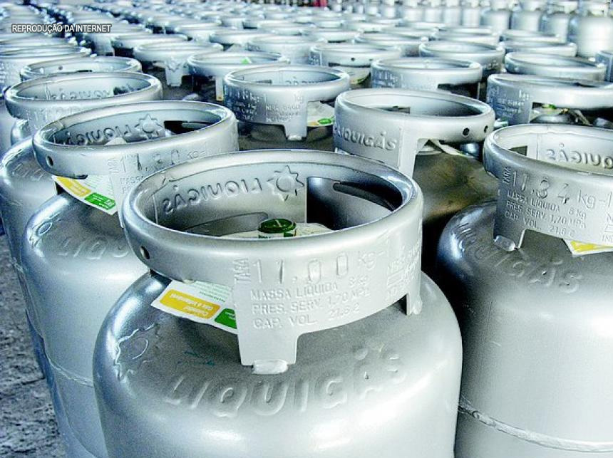 Gás de cozinha residencial fica mais barato nas refinarias