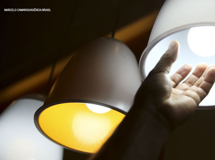Pesquisa indica que 87% das pessoas acham conta de luz cara no país