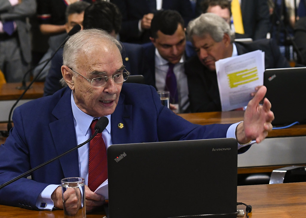 Senador Arolde de Oliveira propõe fim ao Financiamento Público de Campanha