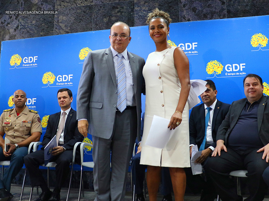 GDF empossa 83 peritos criminais, entrega 122 viaturas à PCDF e anuncia concurso para agente de polícia