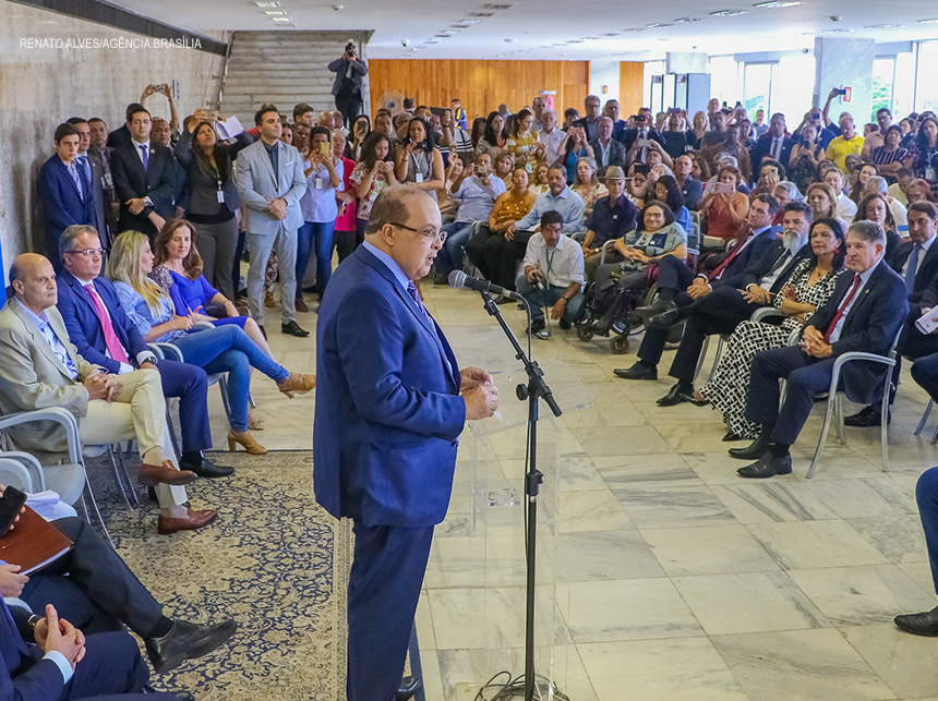 Ibaneis assina decreto para quitar pecúnias de servidores aposentados do GDF