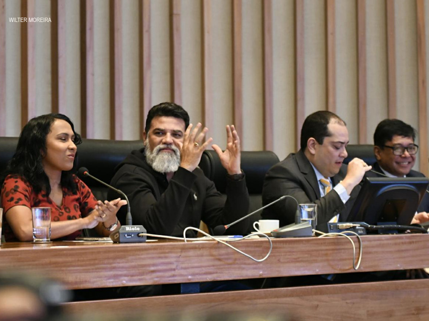 Jorge Vianna homenageia deficientes auditivos em sessão solene na CLDF