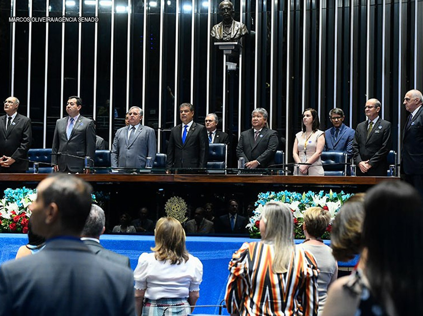 Profissionais pedem mudanças no Mais Médicos na sessão pelo Dia do Médico