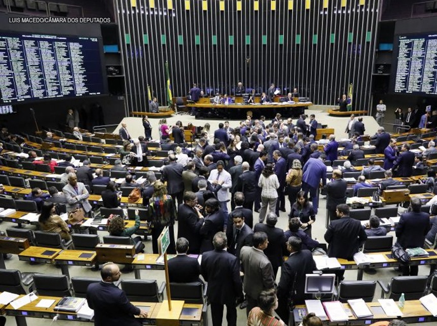 Câmara aprova regras para revalidação de diplomas de médicos formados no exterior