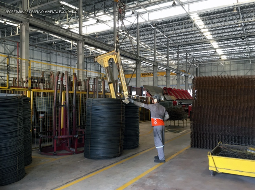 Secretaria assina primeiro contrato do Emprega DF