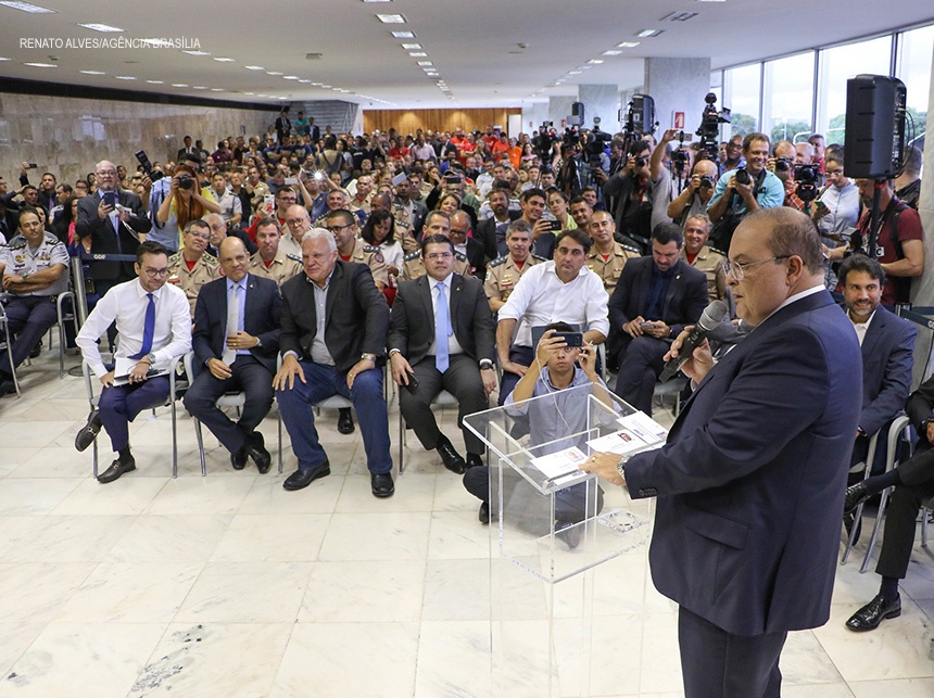 32%: GDF assina proposta de aumento para PM e Bombeiros